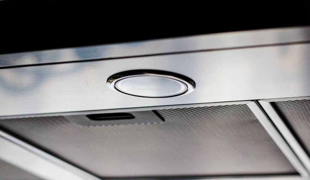 Aspiratörlerdeki yağ lekelerini söküp atıyor! Kaynayan suya 2 şişe eklemeniz yeterli… - Resim: 12